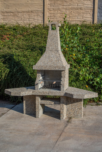 Krb s grilem Largo (betonový komín) šedý kamínek