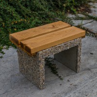 Betonové sedátko barevné s dřevěnou deskou